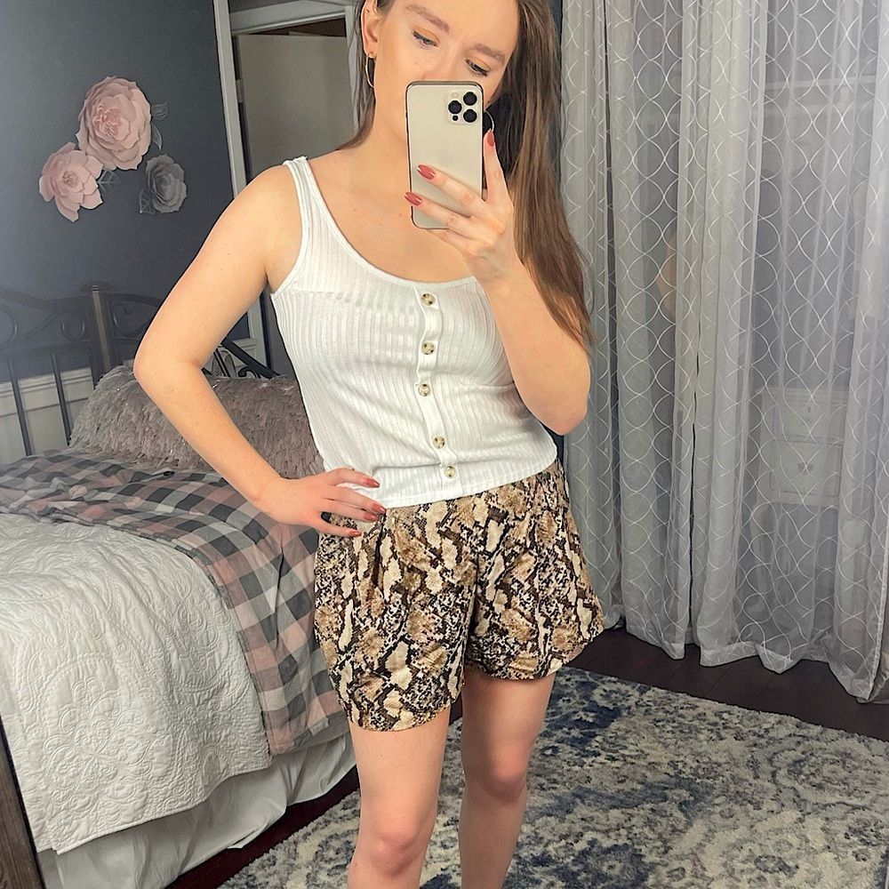 NWT H&M snakeskin print shorts